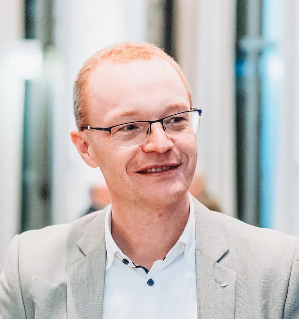 Prof. Dr. Alexander Zureck blickt aufmerksam, lächelnd